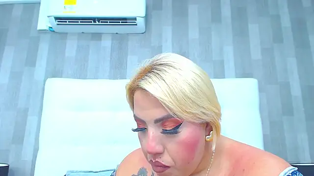 LeahMillerr online show from April 14, 4:40 pm