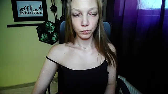 EmillyPlay online show from June 3, 2:33 pm