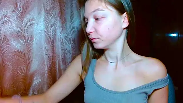 EmillyPlay online show from December 5, 6:35 am