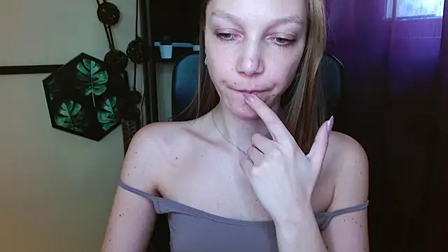 EmillyPlay online show from April 20, 1:47 pm