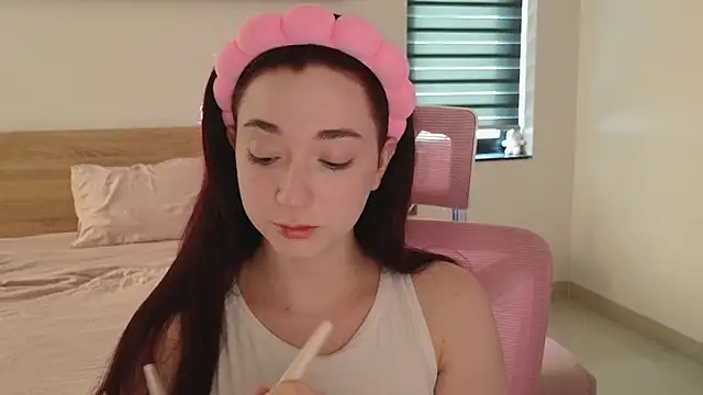 YasmineWest online show from June 5, 2:04 am