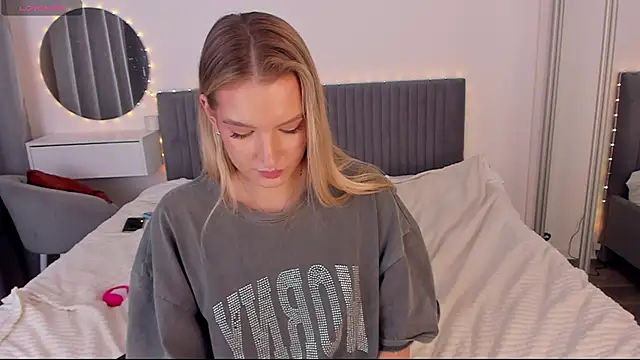 CassieRayss online show from December 17, 12:53 pm