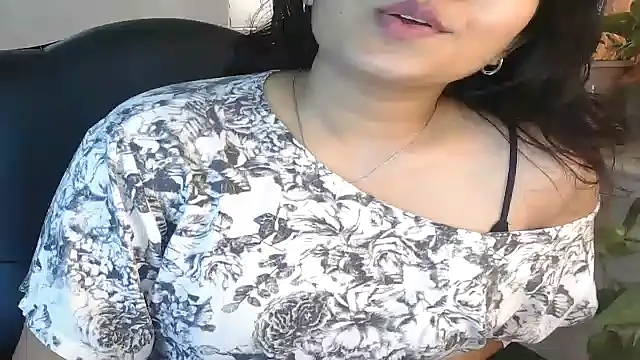 Black cat cutie online show from August 6, 7:37 am