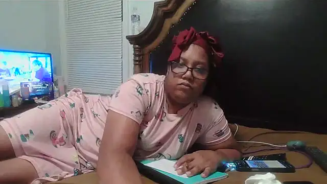 Snapshot of ebonyred chatting on October 18, 2:36 am ebonyred online show from October 18, 2:36 am