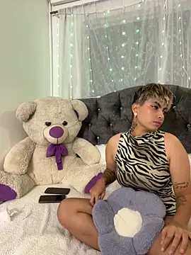 Snapshot of Chloe__and__Ivana__xxx chatting on October 24, 4:03 pm Chloe  and  Ivana  xxx online show from October 24, 4:03 pm