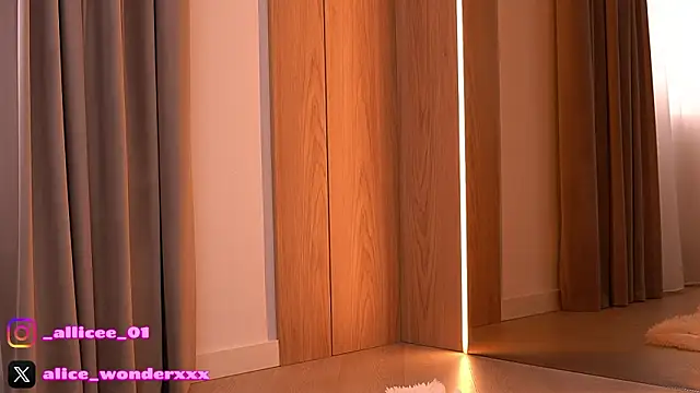 VanessaSimon online show from March 18, 6:18 am