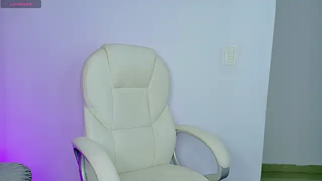 bellacarolainnn online show from April 17, 11:40 pm