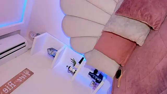 Summer walkerr online show from December 21, 1:15 pm