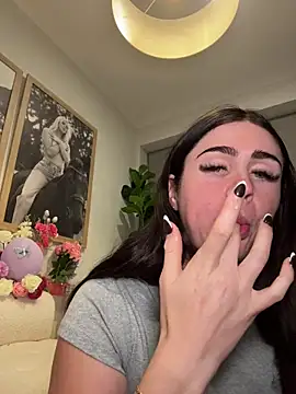 aus queen online show from April 13, 8:04 am