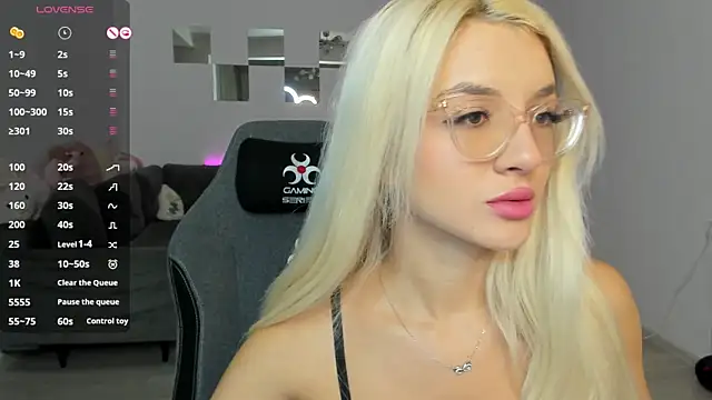 Snapshot of LovelyBianca chatting on October 8, 10:58 pm LovelyBianca online show from October 8, 10:58 pm