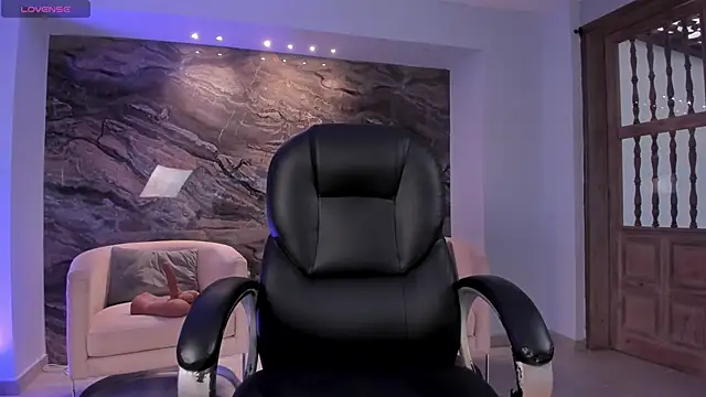 RoxanneHill  online show from March 22, 6:25 pm