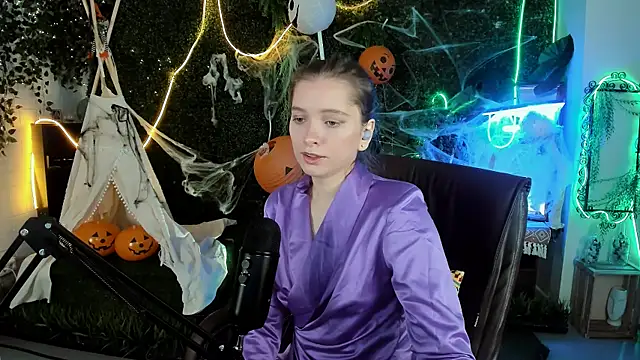Snapshot of MayaSinabon chatting on October 21, 9:13 am MayaSinabon online show from October 21, 9:13 am