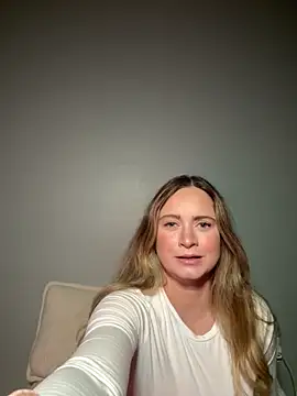 Snapshot of Sophie_Raegan chatting on October 13, 3:53 am Sophie Raegan online show from October 13, 3:53 am