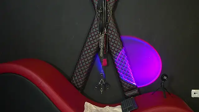 CelineConner online show from April 3, 4:21 am