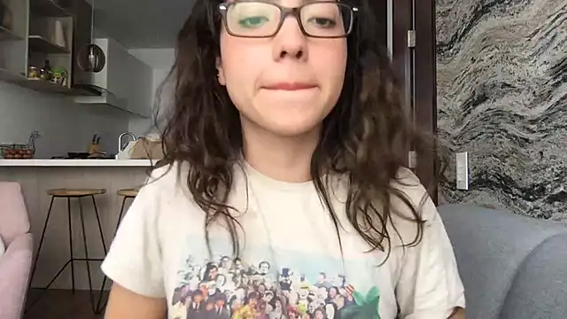 Sophi  a online show from March 27, 2:18 pm