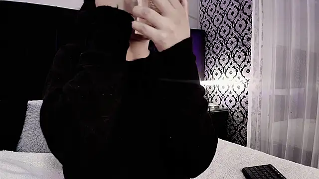 Adeelinee online show from October 30, 10:00 pm