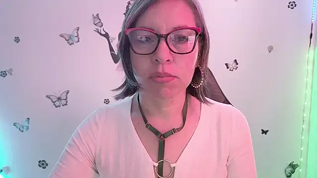 Lady breaks hearts online show from March 25, 12:52 pm