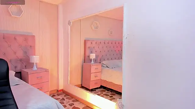 Agathaargent  online show from December 3, 4:48 am