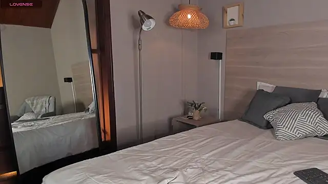 nayah   online show from April 13, 8:31 pm