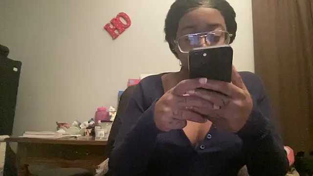 MommyConfident online show from November 30, 8:24 pm