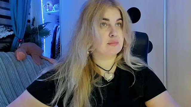 CoraSwon online show from February 12, 6:42 pm