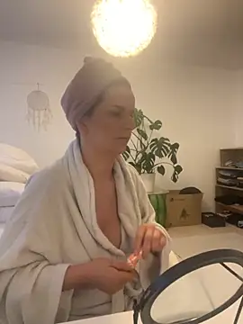 Off  Melonenmandy online show from October 13, 5:32 am