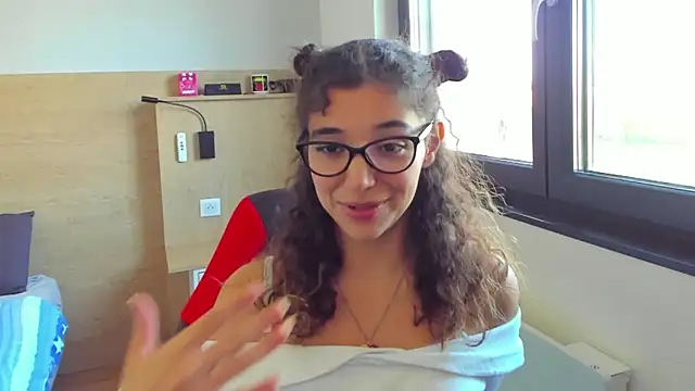 uniquerossie online show from October 8, 2:21 pm