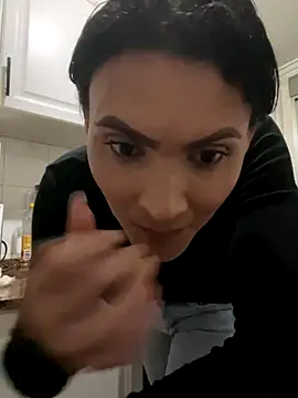 KimberllySaeez online show from October 9, 6:45 pm