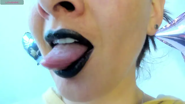 queen fetish online show from May 27, 7:00 pm