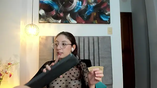 Snapshot of Emilywatsonn chatting on October 15, 12:35 am Emilywatsonn online show from October 15, 12:35 am
