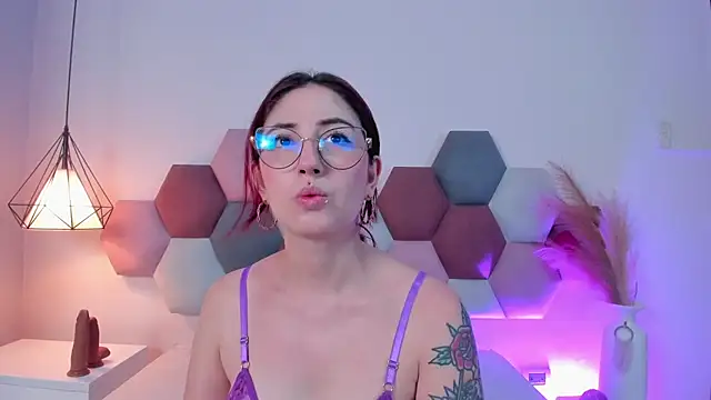 Snapshot of Emilywatsonn chatting on October 3, 12:27 am Emilywatsonn online show from October 3, 12:27 am