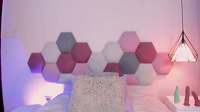 Emilywatsonn online show from March 6, 12:50 am