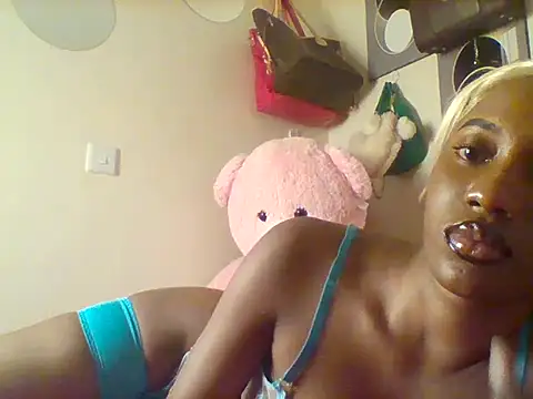 Snapshot of Queeen_model chatting on October 15, 10:01 pm Queeen model online show from October 15, 10:01 pm
