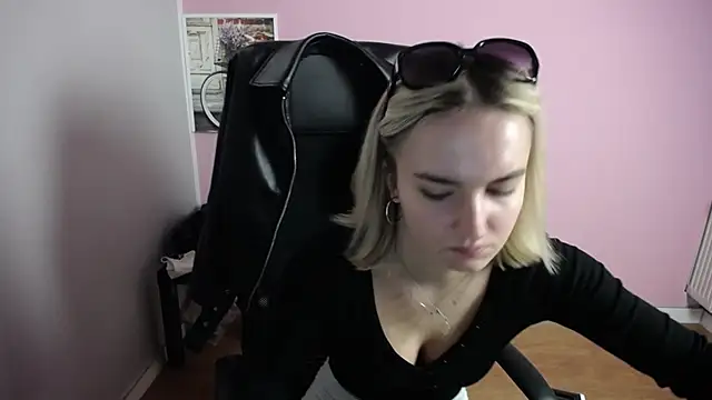 viktoria lovely online show from April 28, 5:22 am