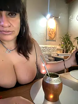Snapshot of Sensualmente333 chatting on October 21, 11:14 am Sensualmente333 online show from October 21, 11:14 am