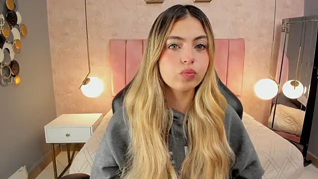 Snapshot of magic_fernanda chatting on October 15, 10:23 pm magic fernanda online show from October 15, 10:23 pm