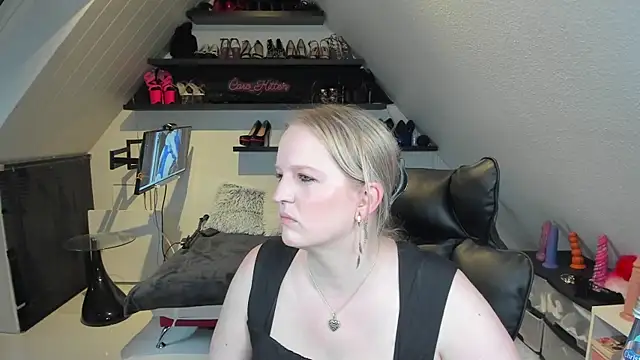 caro kitten online show from April 13, 7:31 am