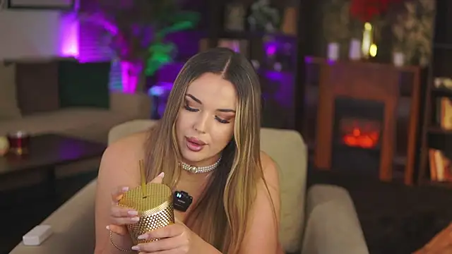 EvaSunderland online show from November 6, 5:08 pm