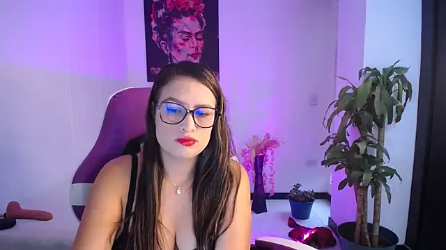 esmeraldaa230 online show from November 10, 7:53 pm