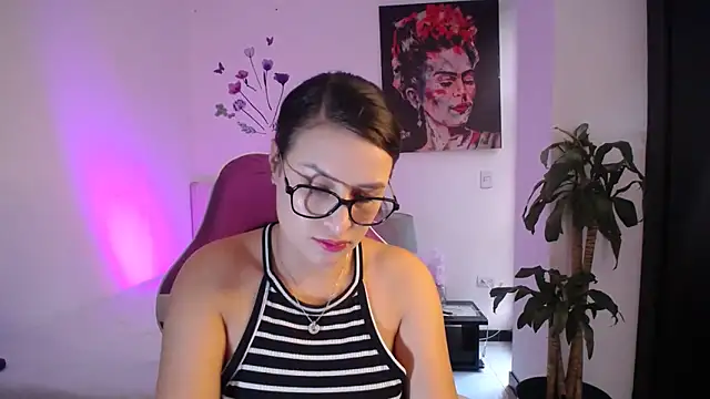 esmeraldaa230 online show from February 26, 9:03 pm