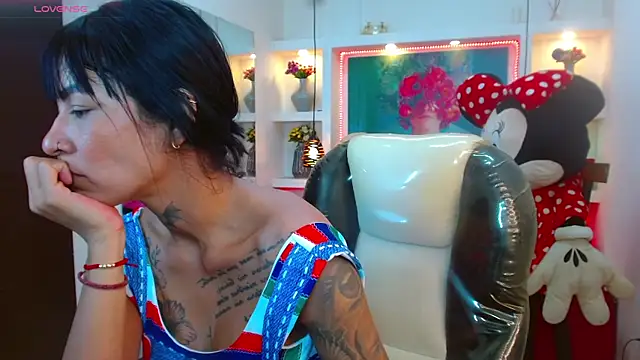 lorenapinto online show from October 29, 1:43 am