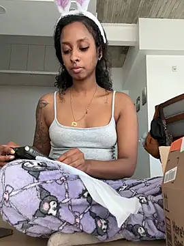 Your Paris online show from April 3, 7:45 pm