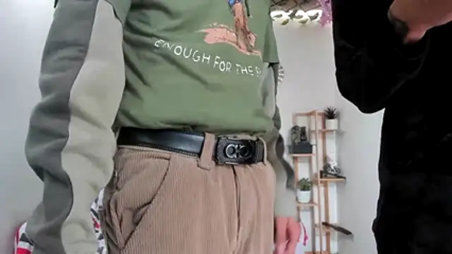 oliverhot2005 online show from November 15, 3:24 pm