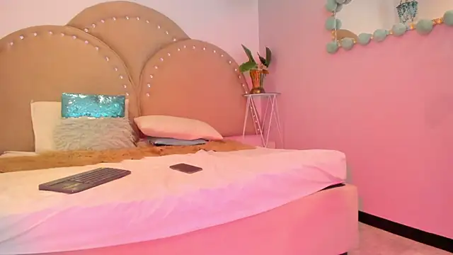 Miia Thompsonn online show from April 18, 3:42 am