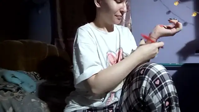  Kitti  online show from December 5, 4:52 pm