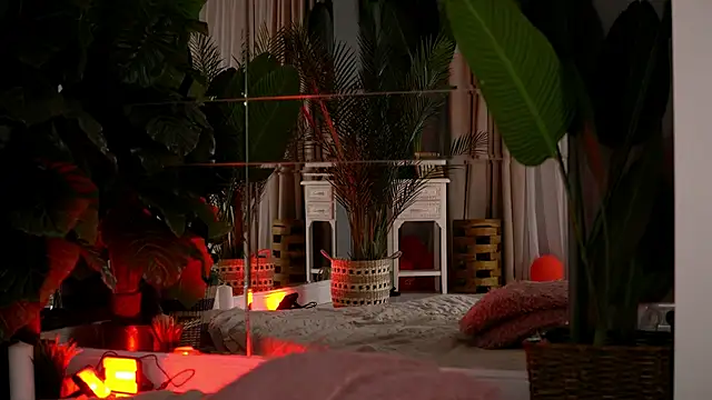 KellyMathews online show from April 8, 4:47 am