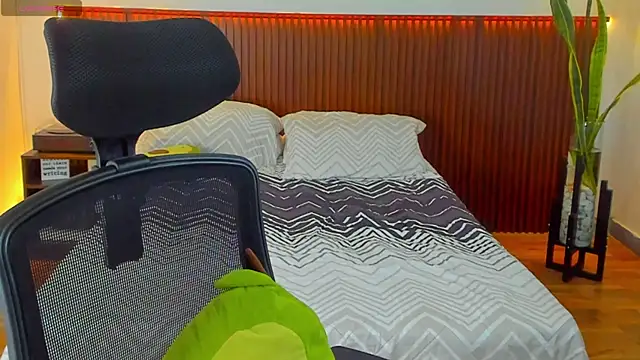 KatherineBond online show from November 7, 8:47 pm