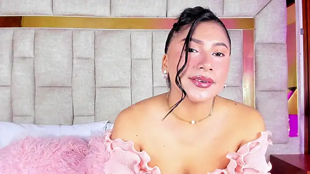 LinnaGardenia online show from April 11, 1:37 pm