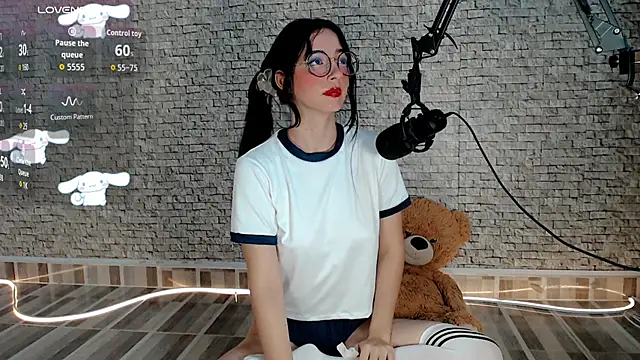 emma unu online show from June 18, 2:46 am