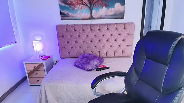 Julianaa Castro  online show from March 26, 12:29 pm